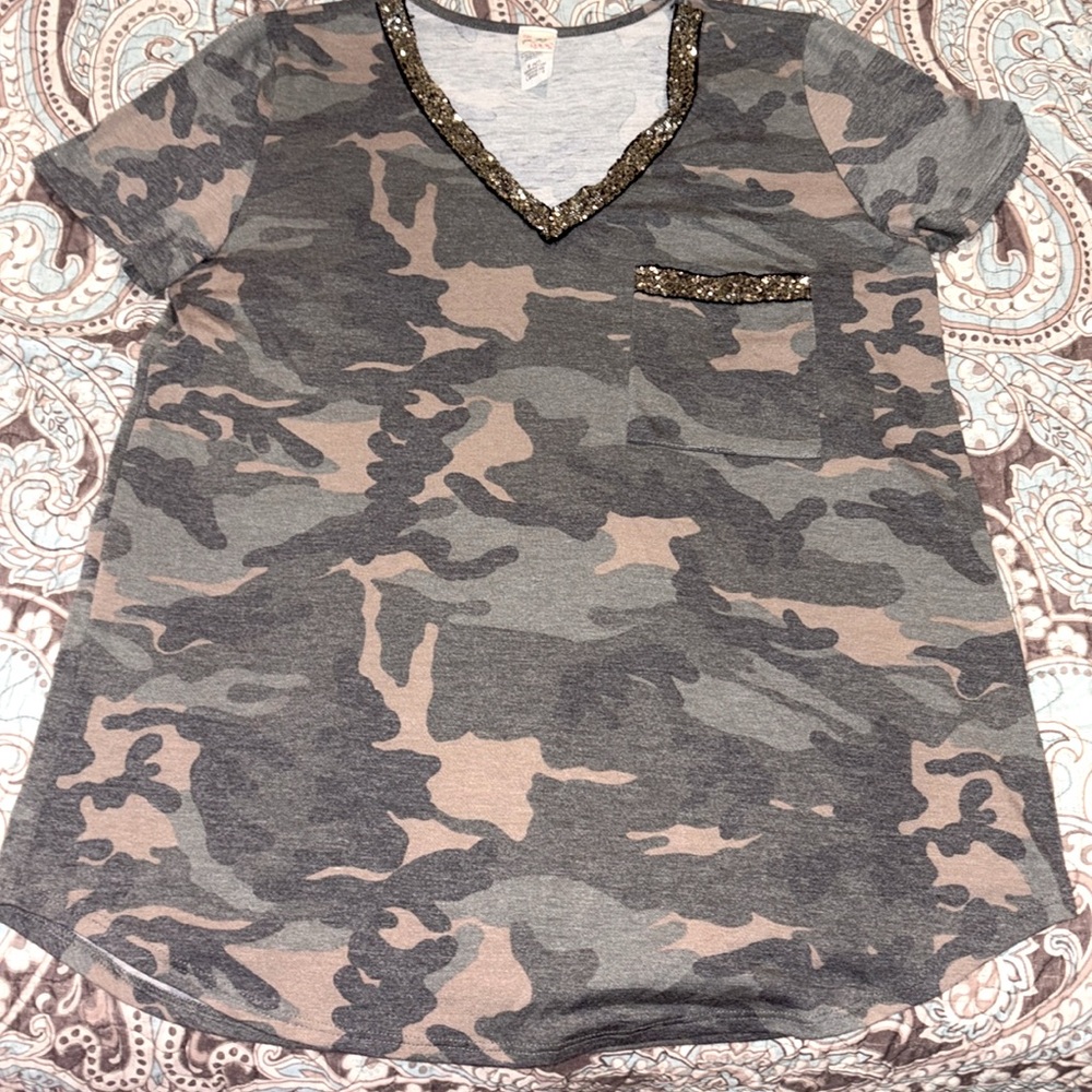 V neck camo dressy tee